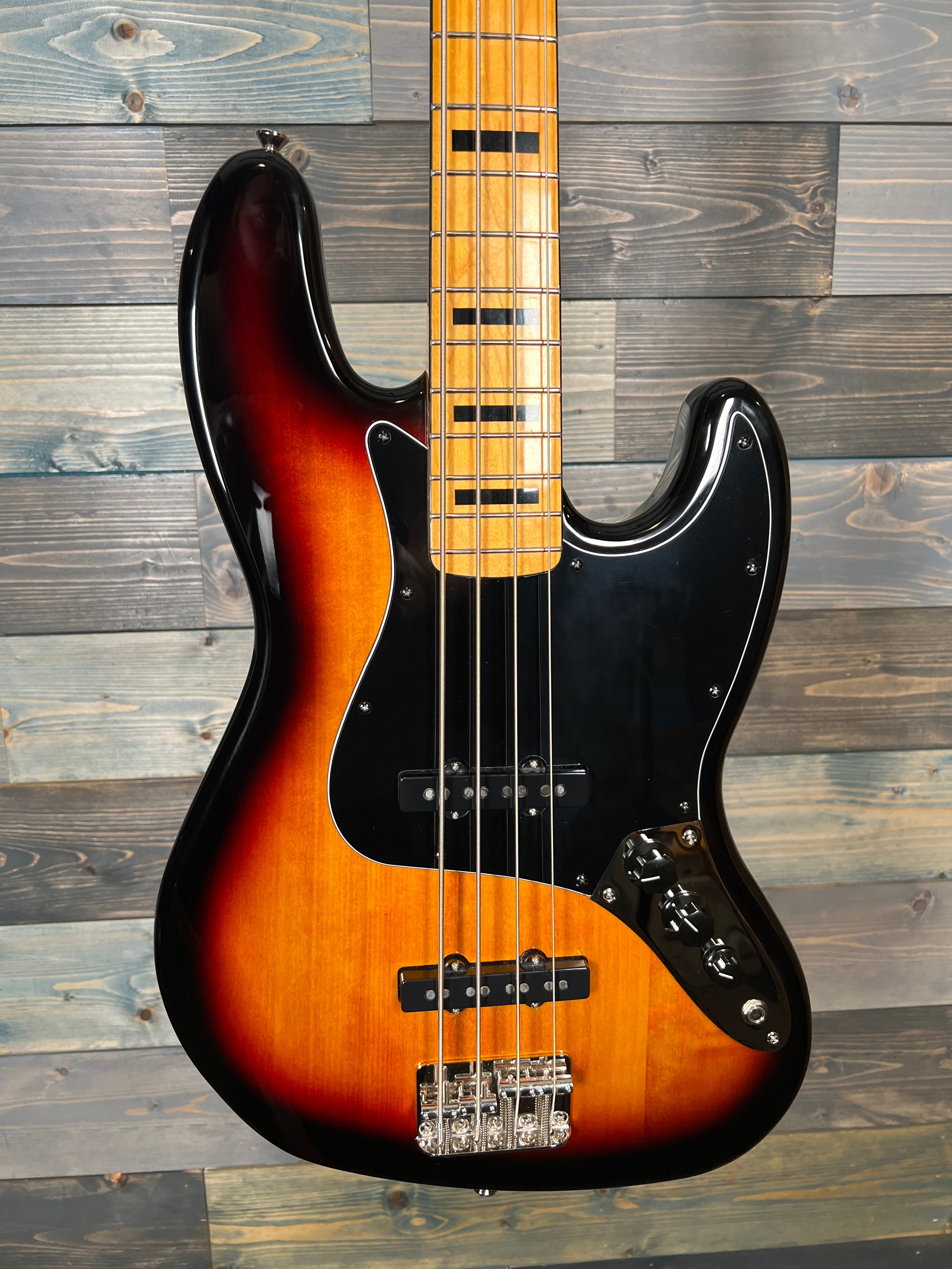 USED Squier Classic Vibe '70s Jazz Bass Maple Fingerboard 3-Color Sunburst